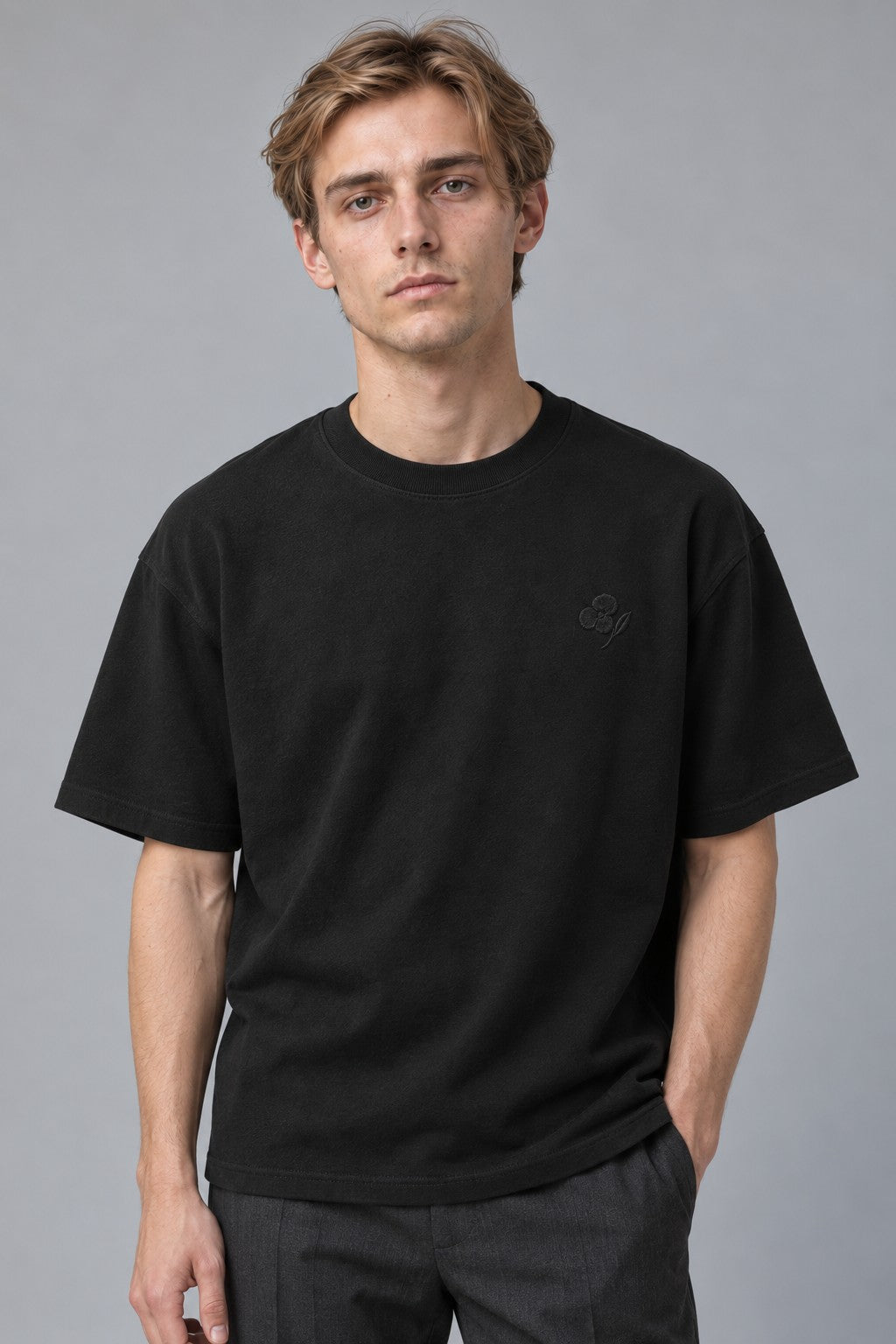 Dark Flower Heavy T-Shirt in Schwarz, getragen von einem Mann