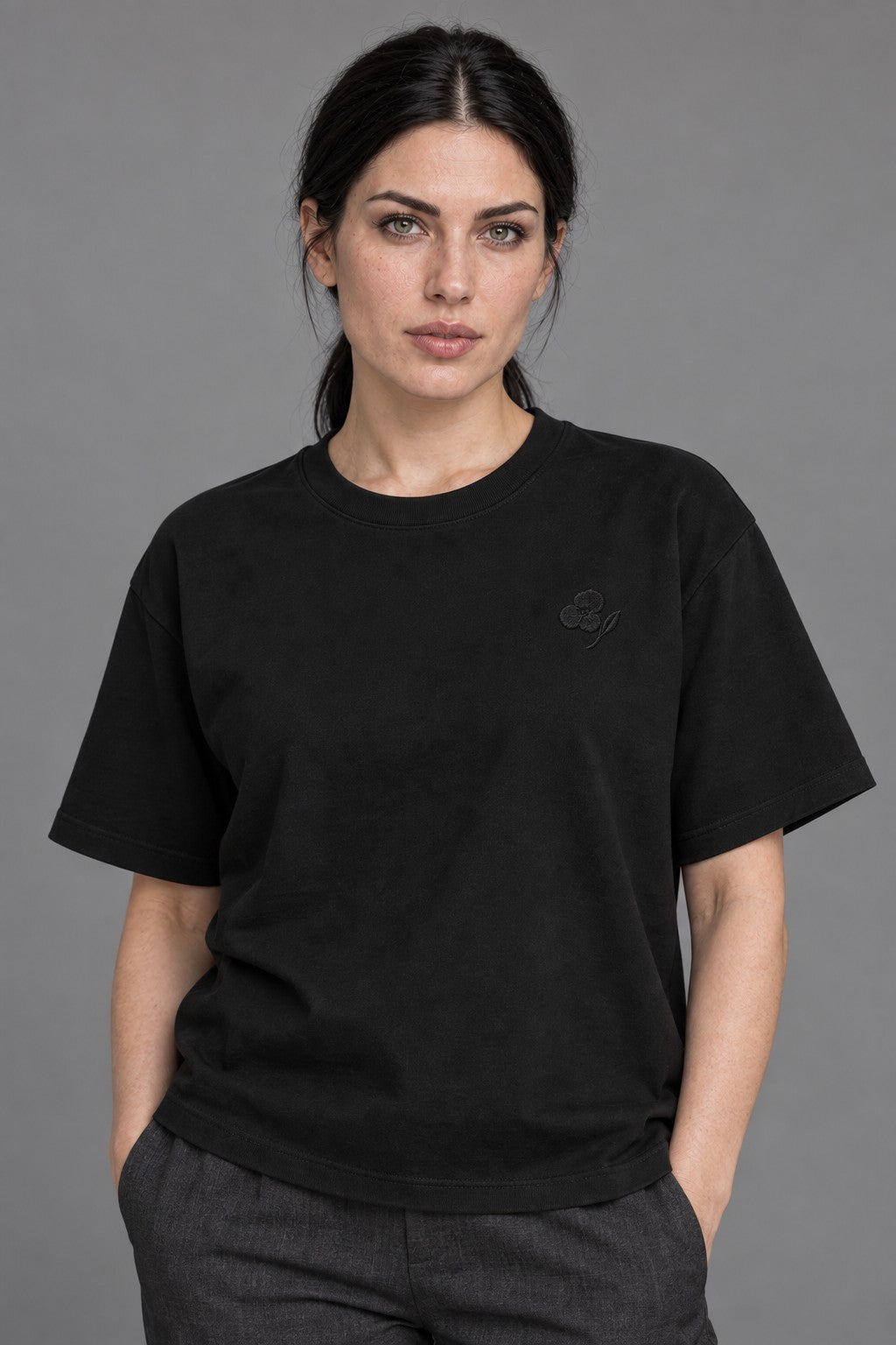 Dark Flower Heavy T-Shirt in Schwarz, getragen von einer Frau, Nahansicht