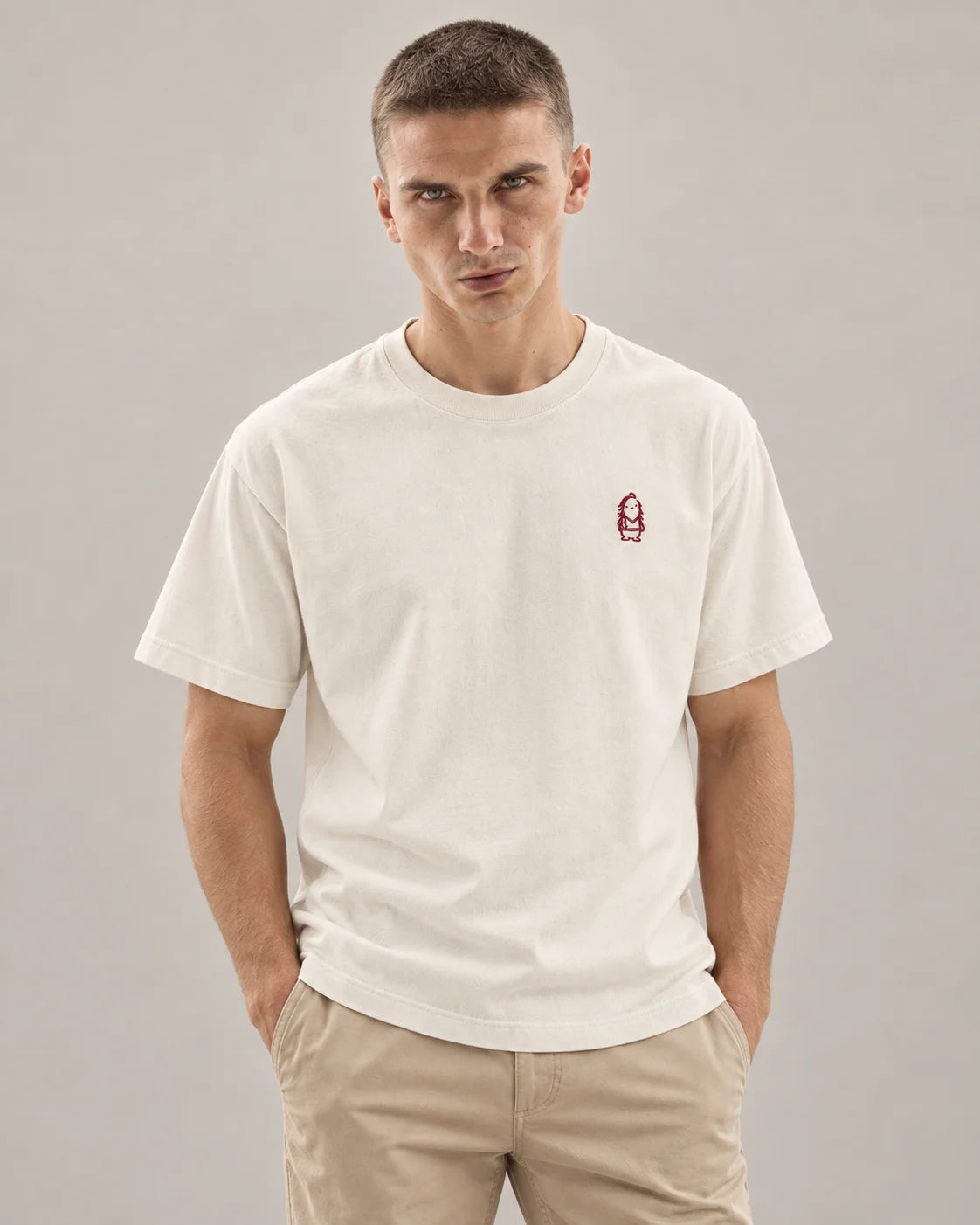 Eternal T-Shirt – Natural Raw – Mann Nahaufnahme