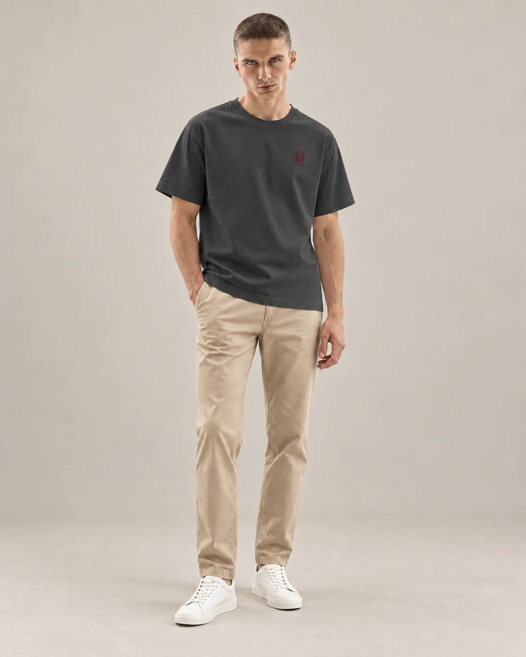 Eternal T-Shirt – Anthracite – Mann Ganzkörper