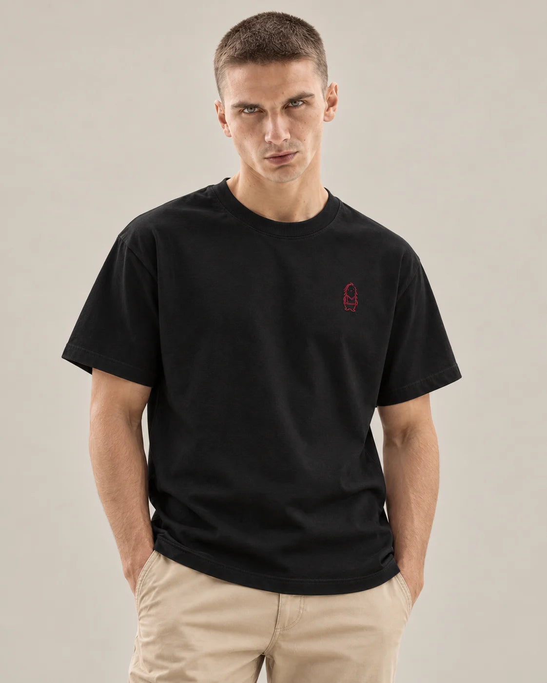 Eternal T-Shirt – Black – Mann Nahaufnahme