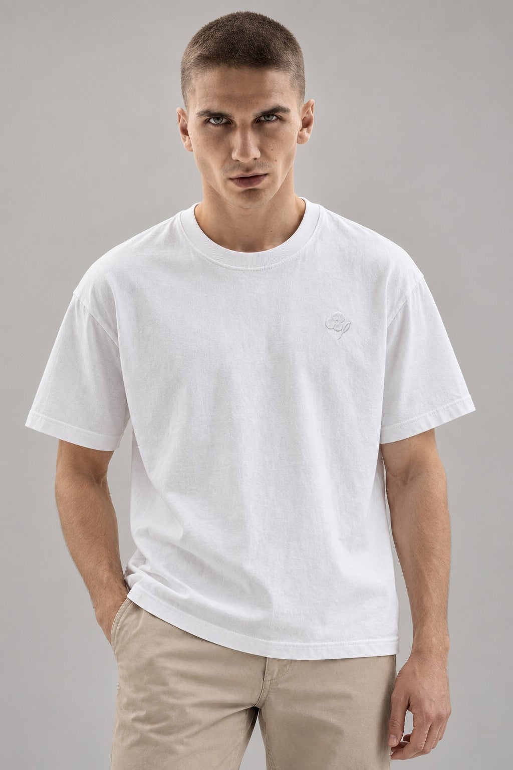 Light Flower Heavy T-Shirt, getragen von einem Mann