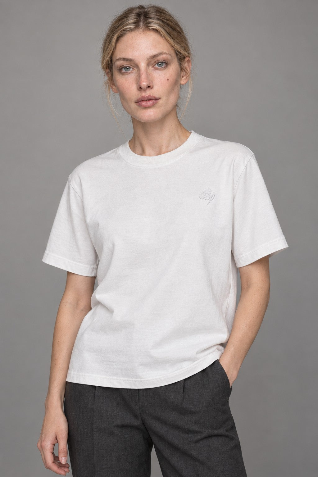 Light Flower Heavy T-Shirt, getragen von einer Frau