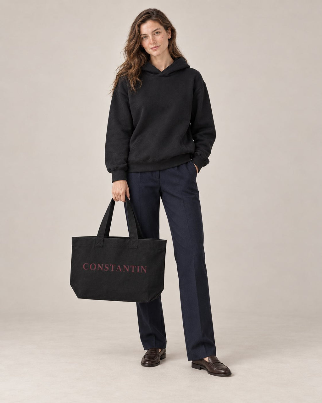 Organic Shopping-Bag – Black – getragen von einer Frau