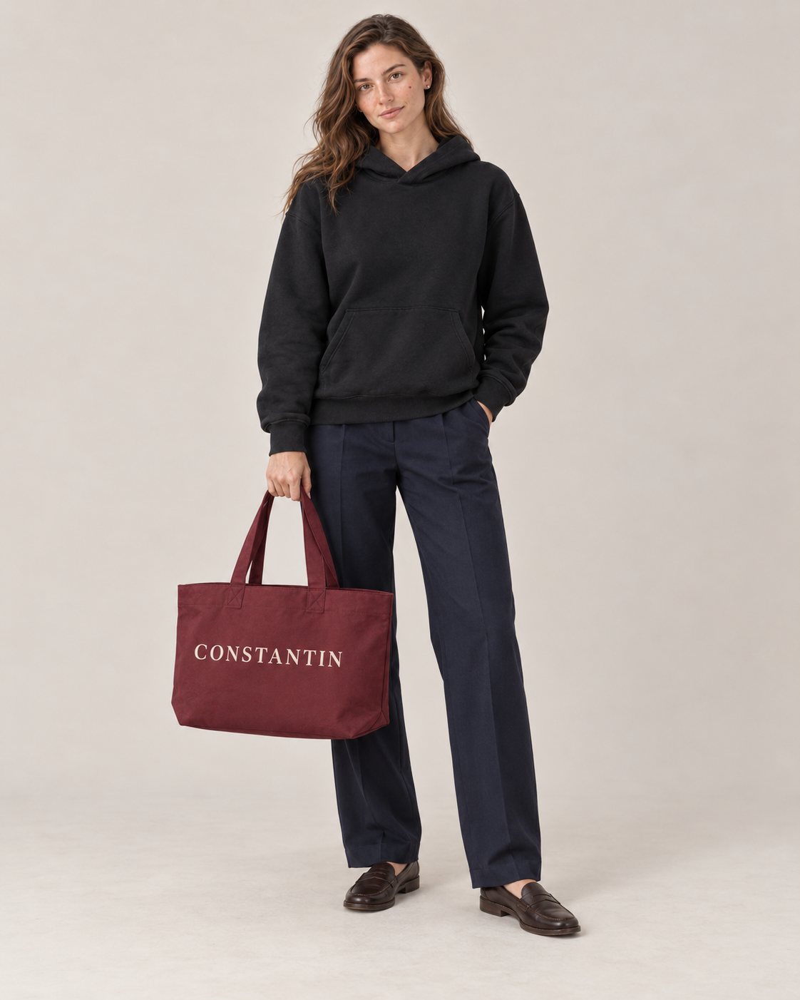 Organic Shopping-Bag – Burgundy – getragen von einer Frau