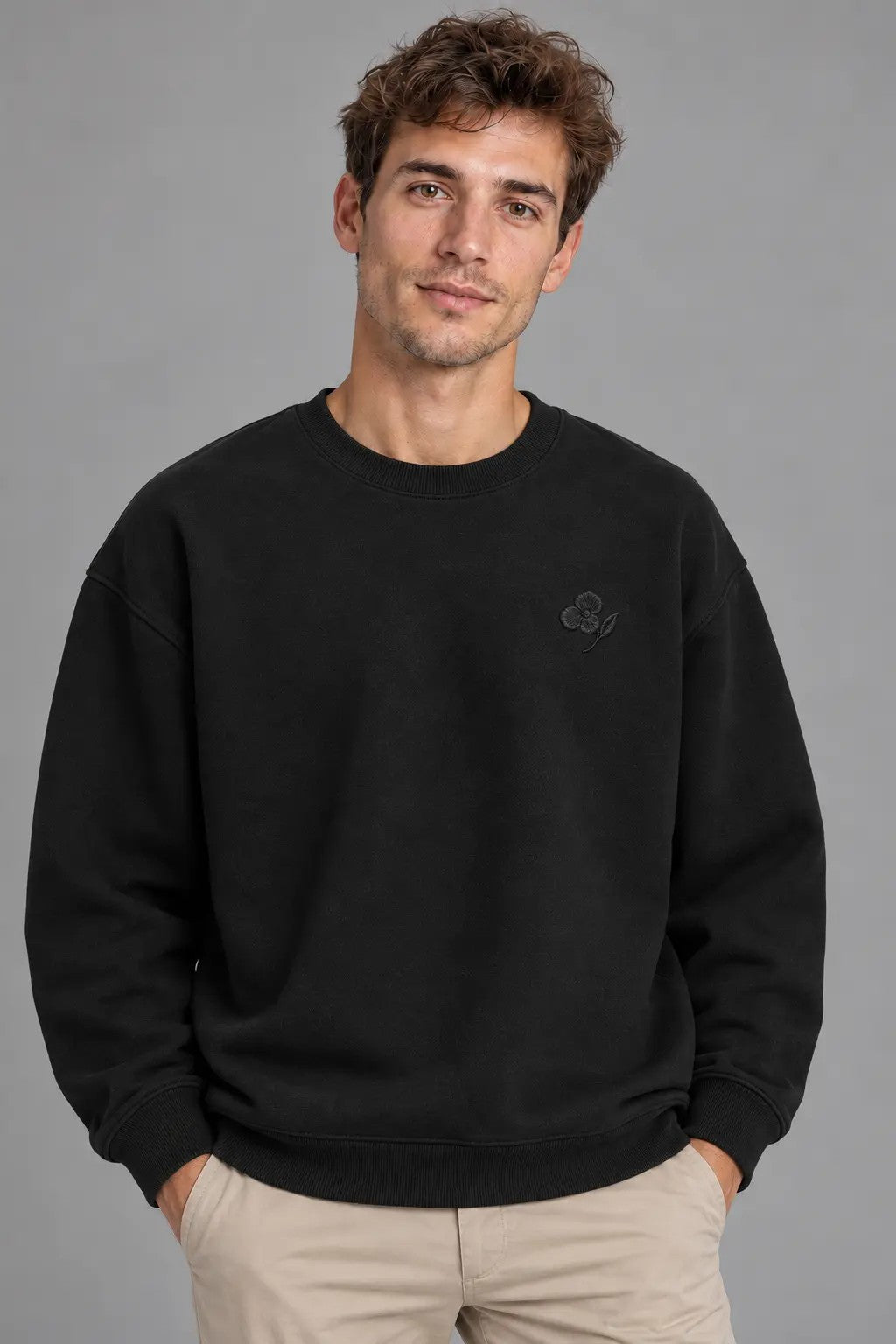 Dark Flower Sweatshirt, getragen von einem Mann