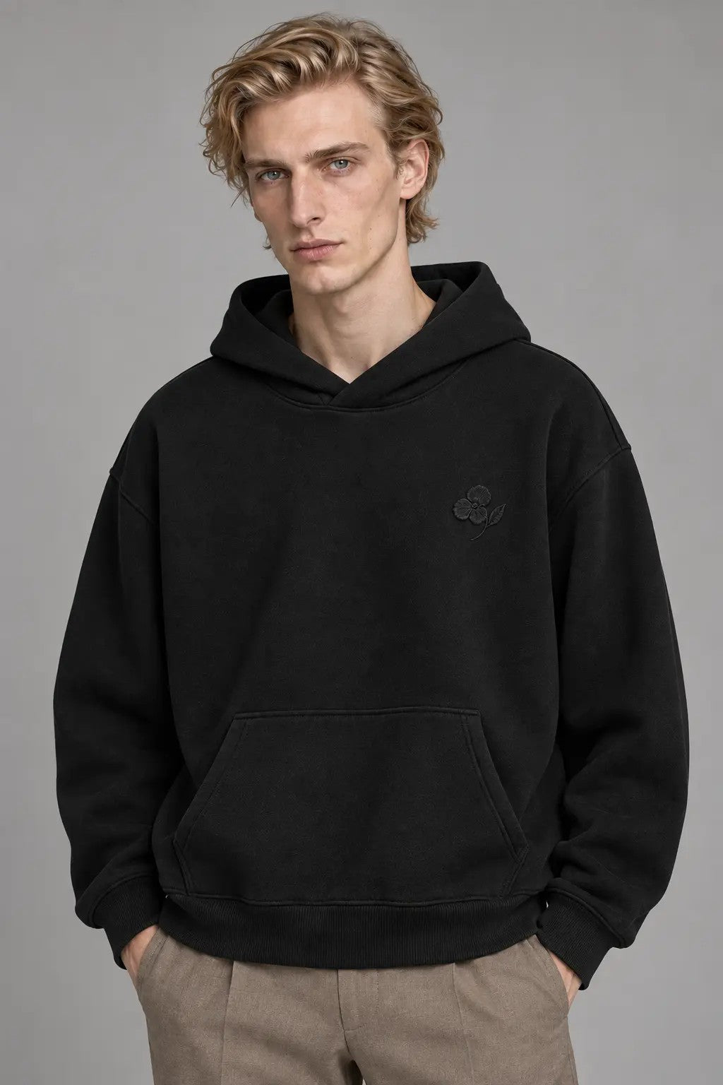 Dark Flower Heavy Hoodie, getragen von einem Mann
