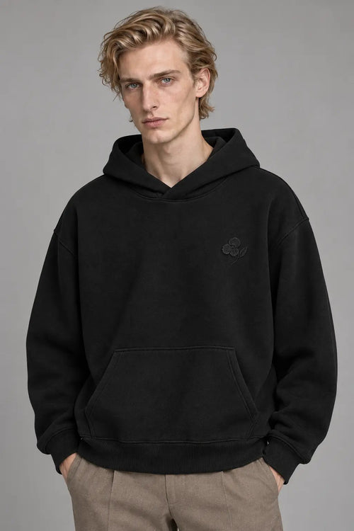 Dark Flower Heavy Hoodie, getragen von einem Mann