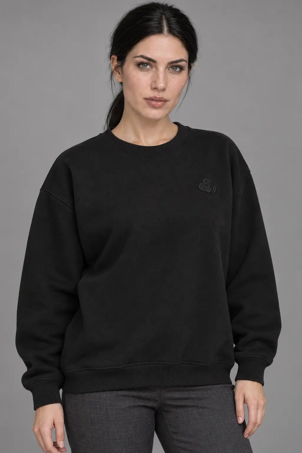 Dark Flower Sweatshirt, getragen von einer Frau