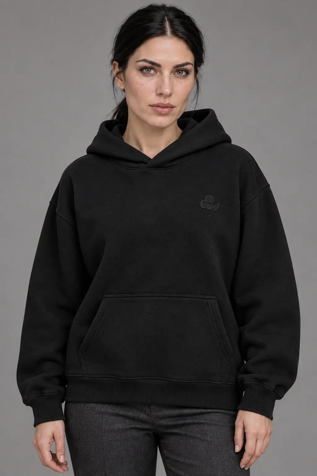 Dark Flower Heavy Hoodie, getragen von einer Frau