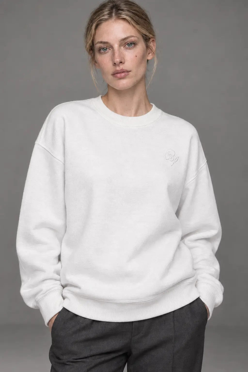 Light Flower Sweatshirt, getragen von einer Frau
