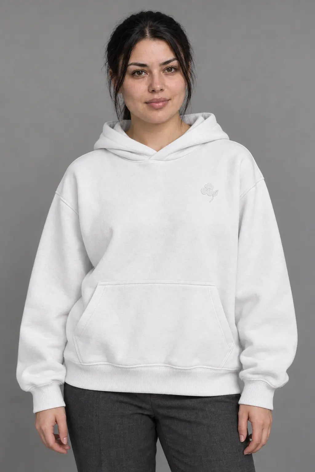 Light Flower Heavy Hoodie, getragen von einer Frau